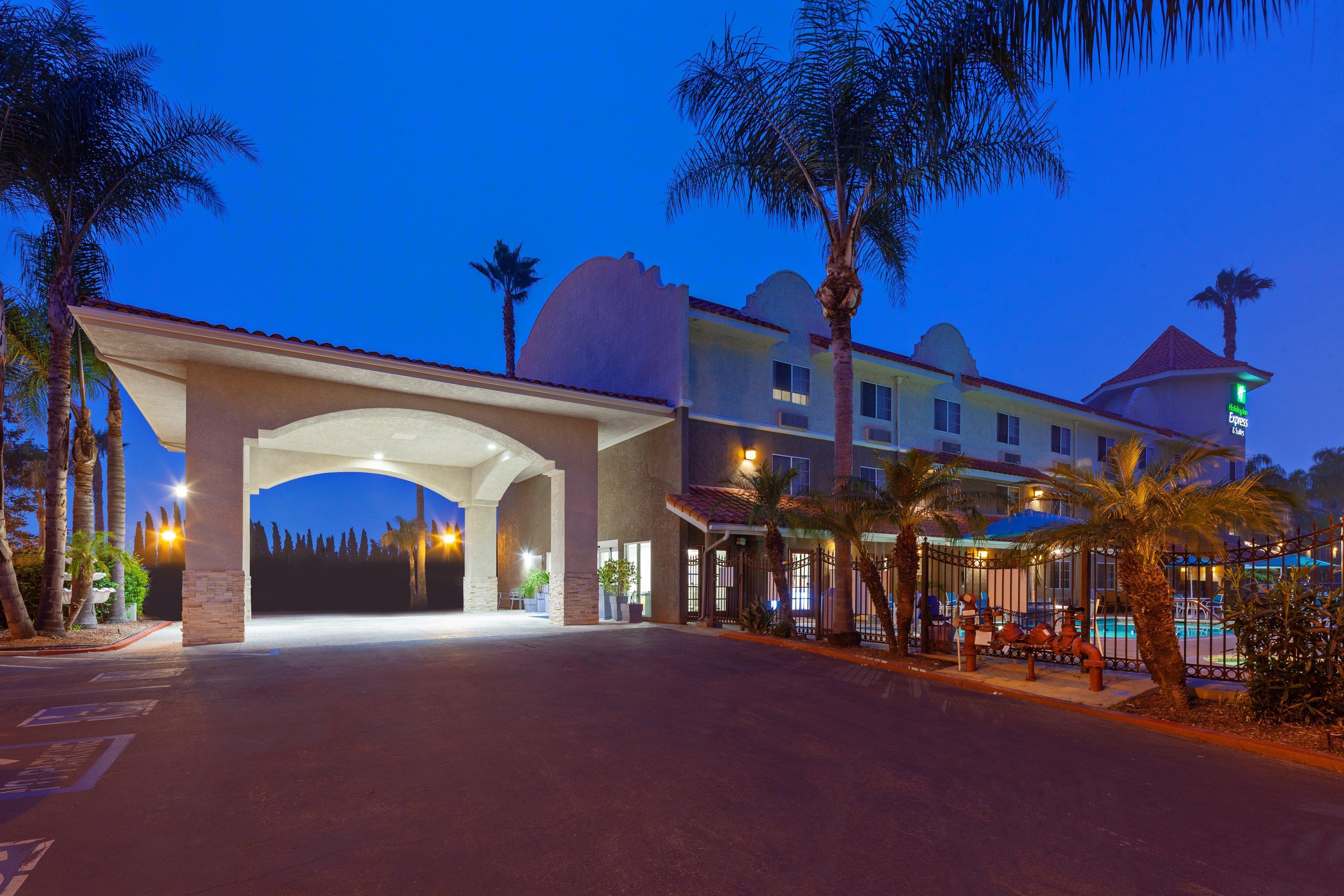 Holiday Inn Express Hotel & Suites San Diego-Escondido By Ihg Exterior photo