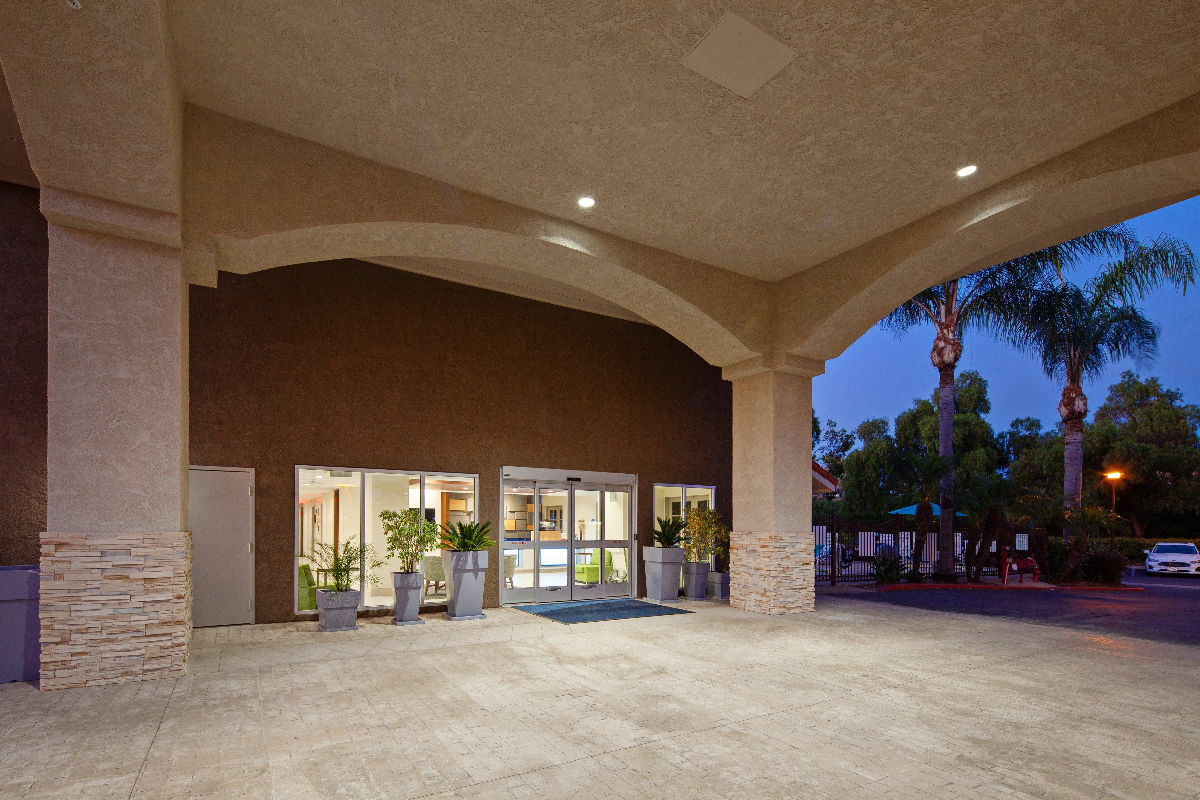 Holiday Inn Express Hotel & Suites San Diego-Escondido By Ihg Exterior photo